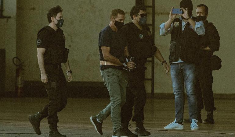 Brasilia, 2021. Rocco Morabito viene scortato dalla polizia dopo il trasferimento nella capitale brasiliana (Joedson Alves/Epa)