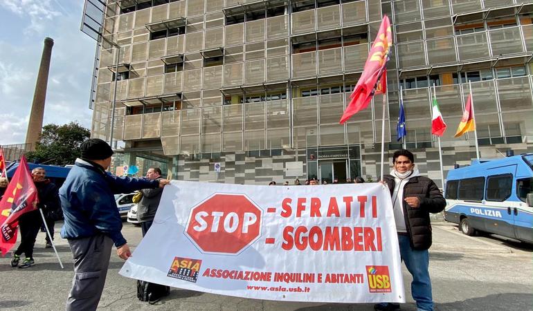 Roma, 24 febbraio 2023. Un presidio organizzato da Asia Usb davanti all'assessorato alle politiche abitative di Roma (Foto Ylenia Sina)