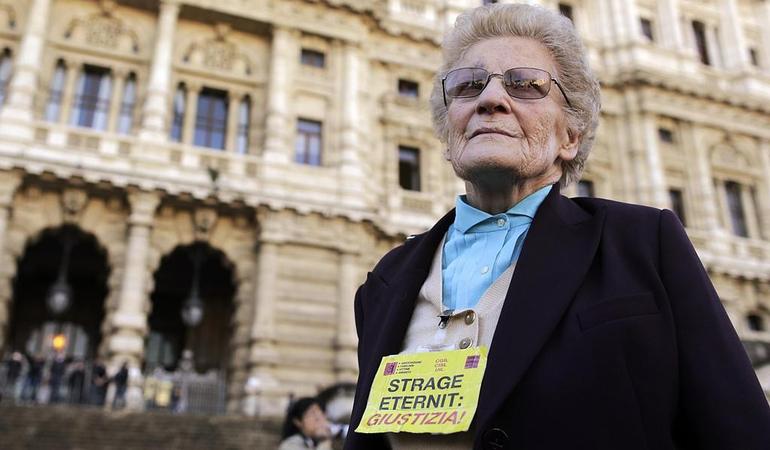 Roma, 19 novembre 2014. Romana Blasotti Pavesi, per trent'anni presidente dell'associazione dei familiari delle vittime dell'amianto, davanti alla Corte di Cassazione (Riccardo Antimiani/Ansa) 