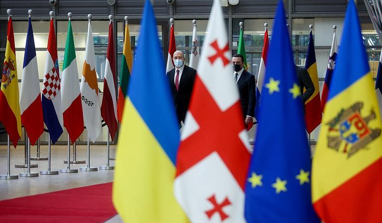 Le bandiere di Ucraina, Georgia e Moldovia esposte a fianco di quella europea a Bruxelles (Foto: Cabinetto dei ministri dell'Ucraina, 30 novembre 2021)
