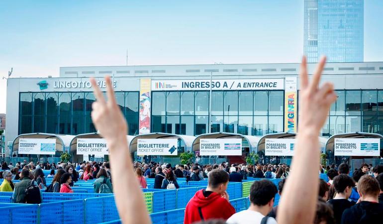 Torino, 2024. Folla all'ingresso del Salone del libro di Torino