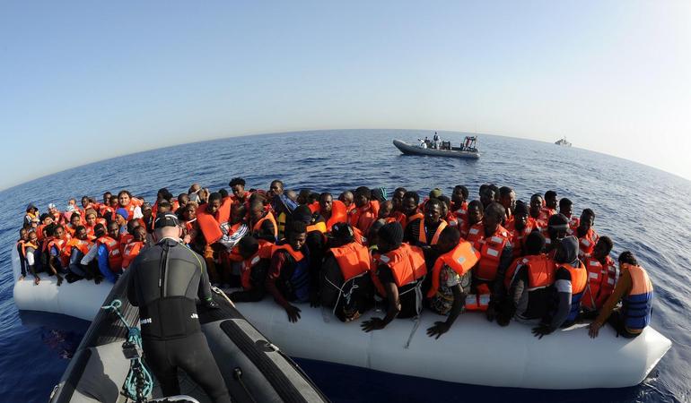 26 giugno 2016, la nave irlandese LÉ Róisín soccorre un gommone di migranti al largo di Tripoli (Irish Defence Forces - Flickr - CC BY 2.0)