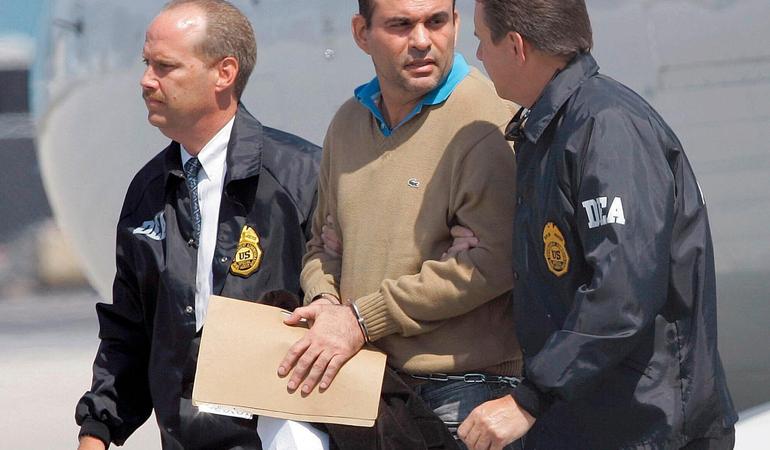 13 maggio 2008, Salvatore Mancuso Gomez atterra in Florida scortato da agenti della Dea (Lapresse)