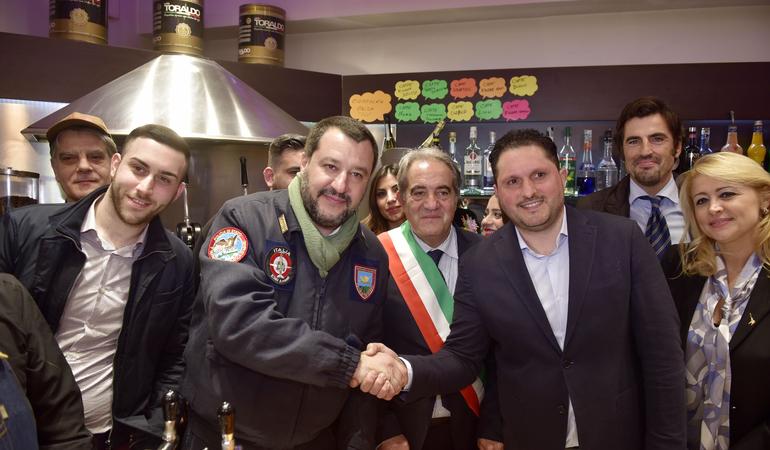 L'ex ministro dell'Interno Salvini con il sindaco di Afragola Claudio Grillo in uno degli esercizi commerciali obiettivo delle intimidazioni 