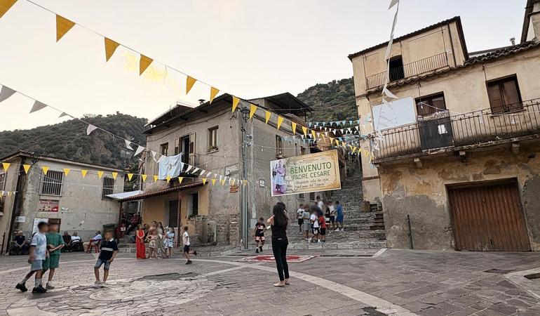 San Luca (Reggio Calabria), i bambini giocano in una piazzetta del paese (© Anna Sergi)