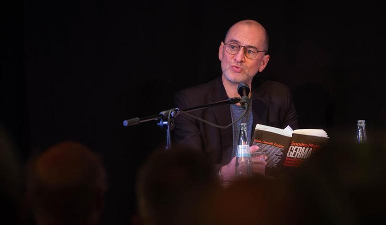 Il giornalista tedesco di origine italiana, Sandro Mattioli, nel corso della presentazione del libro "Germafia" (Foto di Julian Münster)