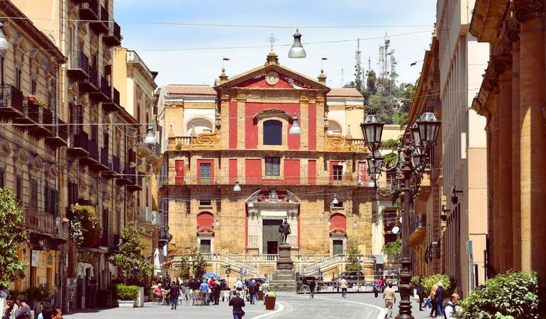 La facciata della chiesa di Sant'Agata al Collegio e parte di corso Umberto I (Wikipedia)