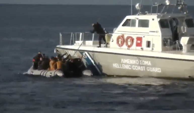 Guardia costiera greca respinge i migranti a bordo di una barca. Credits: Mark Stone, via Twitter