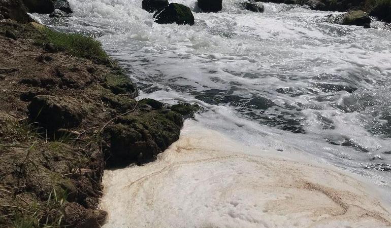 Schiuma nel torrente Bormida, in prossimità della Solvay Syensqo di Spinetta Marengo