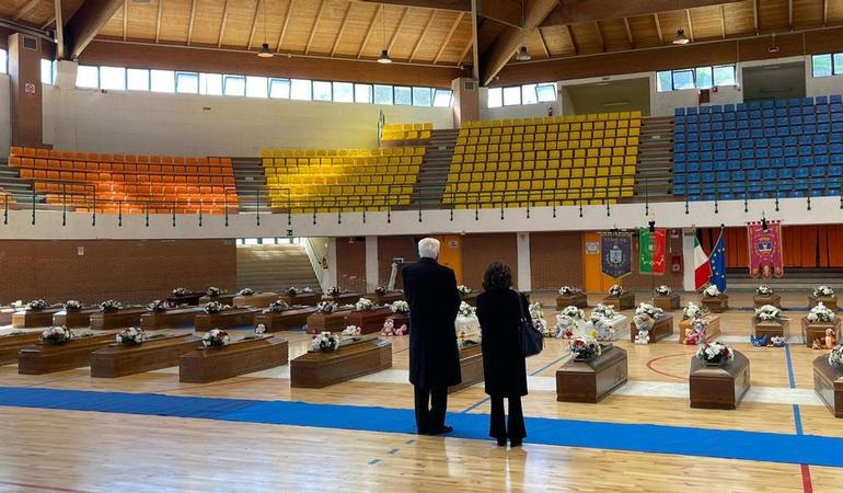 Crotone, 2 marzo 2023. Il presidente Mattarella di fronte alle bare dei migranti naufragati a largo di Cutro (Ansa)