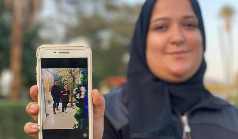 Laila Al-Helu mostra una foto sua e del fratello Shawqi, tra gli scomparsi di Gaza. Foto di Ahmed Ahmed/+972 Magazine