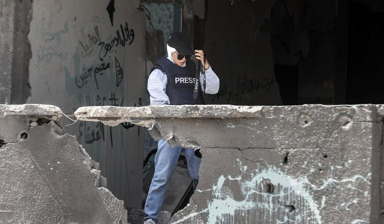 Gaza, la giornalista Shrouq Aila in una foto da Instagram scattata da Ali Jadallah. "Una giornalista mamma esausta", dice la sua didascalia