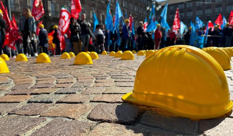 Torino, 11 aprile 2024. Operai del settore edile scioperano in piazza Castello