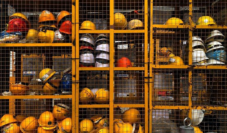I caschetti di alcuni operai (Pop & Zebra/Unsplash)
