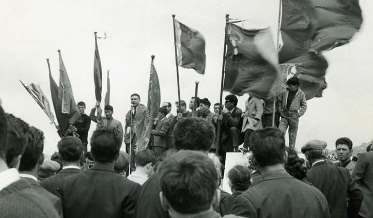 Pio La Torre sul palco a Portella della Ginestra nel 1964, piolatorre.it