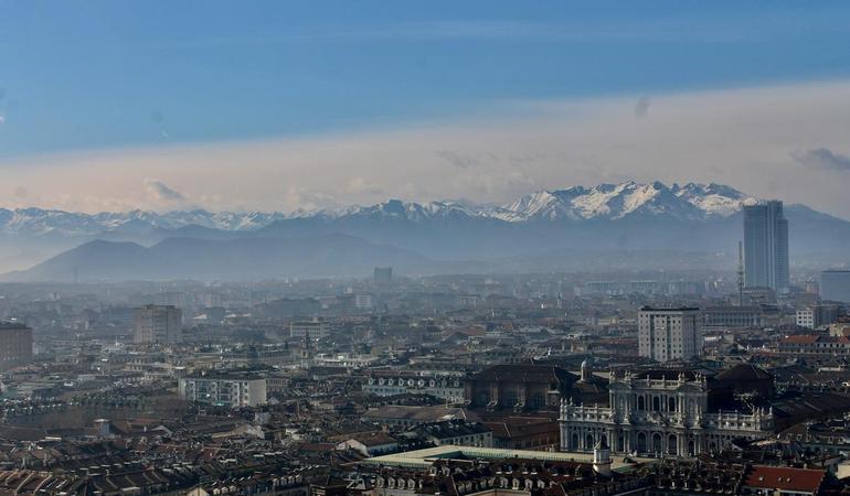 Veduta aerea di Torino, tra lke città più inquinate d'Italia. Foto di Marie Rouilly/Unsplash