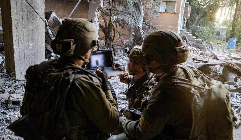 Soldati dell'esercito israeliano durante un raid nella zona di Sheikh Radwan a Gaza (Foto dell'Idf diffusa da Ansa)