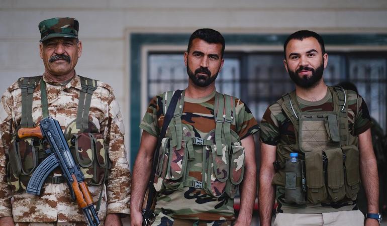 Un gruppo di soldati peshmerga ezidi nella loro base sui monti Sinjar, sotto il comando di Qasim Shesho. Foto di Levi Clancy/Wikimedia