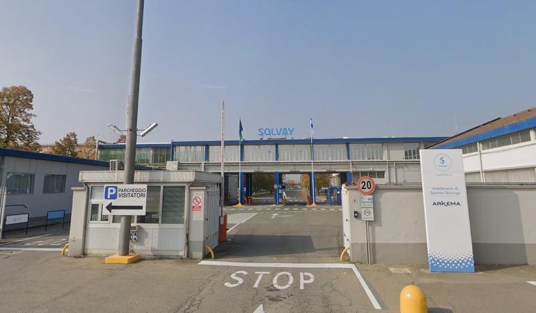 L'ingresso dello stabilimento della Solvay Solexis a Spinetta Marengo, in provincia di Alessandria (Foto da Google Street View)