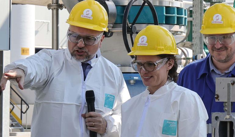 Spinetta Marengo (Alessandria), 23 marzo 2026. La commissaria Ue Jessika Roswall in visita allo stabilimento Syensqo. Accanto a lei, l'ex dirigente dello stabilimento, Andrea Diotto: la procura ha chiesto il suo rinvio a giudizio per disastro ambientale colposo. La foto, pubblicata sull'account Linkedin della commissaria, è poi stata rimossa