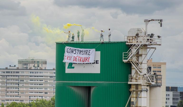 Soulevements de la terre in un'azione presso uno stabilimento del cementificio Lafarge. 1 novembre 2023, foto: Sdlt/facebook