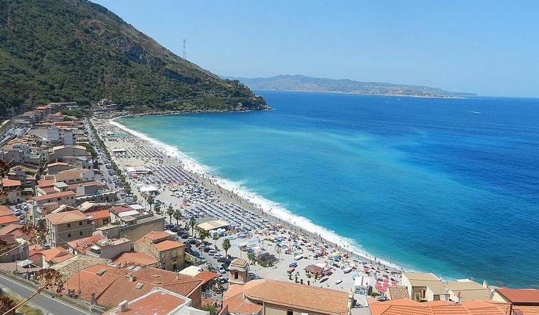 La veduta sulla spiaggia di Scilla (Reggio Calabria) e sullo stretto di Messina (Wikimedia)