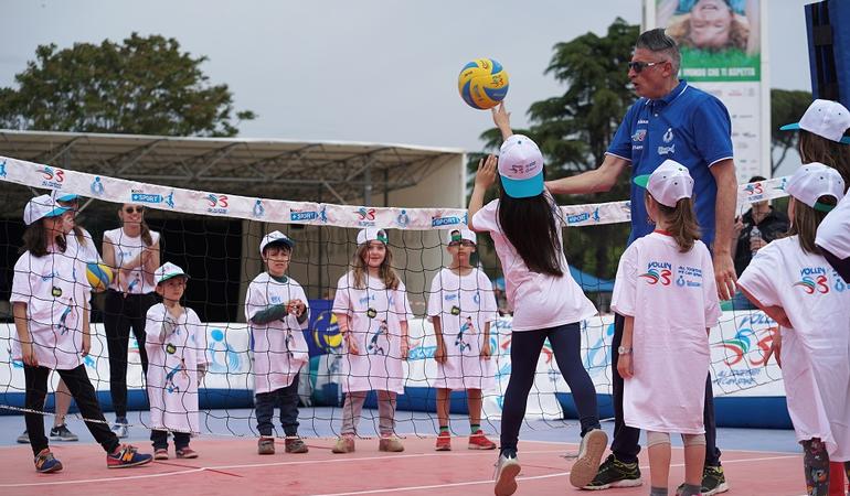 Alcuni bambini partecipano a un progetto Volley S3 per l'insegnamento della pallavolo insieme ad Andrea Lucchetta (Crediti Fipav)