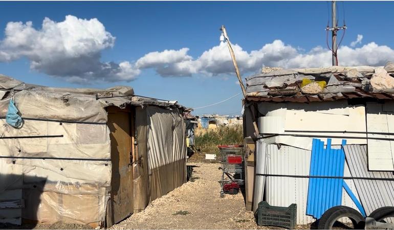  5 agosto 2025, Borgo Mezzanone. Per gli insediamenti nella frazione del comune di Manfredonia (Foggia) erano stati stanziati 54 milioni di euro, che non riusciranno a essere spesi nei tempi. Il comune, insieme ad altre amministrazioni, la Regione e la prefettura, cerca altri finanziamenti. Foto: J. Bilongo/Flai Cgil