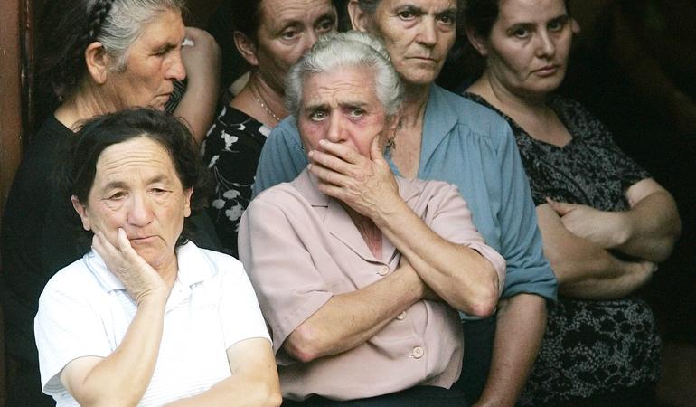 2007, San Luca. A group of women wait in the church for the coffins of Francesco Giorgi, Sebastiano Strangio and Marco Marmo, three of the victims of the Duisburg massacre in Germany (P. Cito/Ansa)