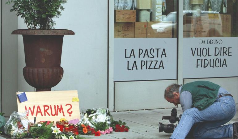 2007, Duisburg. Un cameraman filma di fronte al ristorante italiano Da Bruno, dove il 15 agosto 2007 la 'ndrangheta uccise 6 persone nell'ambito della faida di San Luca (Federico Gambarini/Ansa)