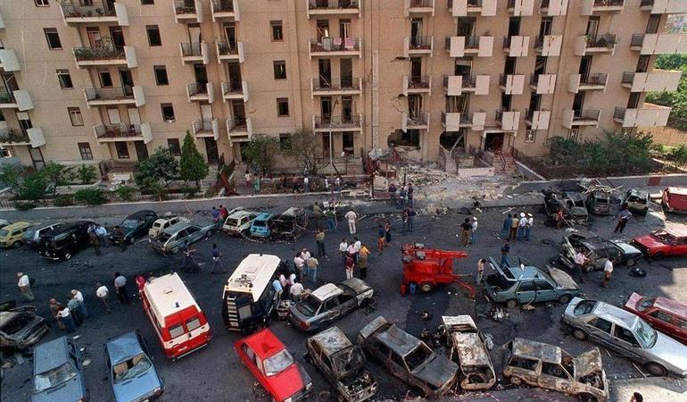 19 luglio 1992, in via D'Amelio, a Palermo, un'auto imbottita di esplosivo esplode all'arrivo del procuratore aggiunto Paolo Borsellino e della sua scorta (Foto Wikipedia=