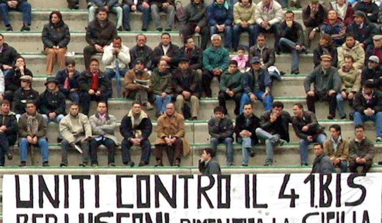Palermo, 23 dicembre 2002. Lo striscione esposto durante la partita Palermo-Ascoli allo stadio La Favorita. Foto di Franco Lannino/Ansa