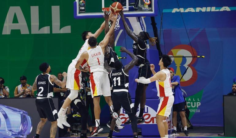 Filippine, 28 agosto 2023. Le nazionali di basket di Sud Sudan e Cina si affrontano in un match di Coppa del Mondo. Foto di Rolex dela Pena/Epa