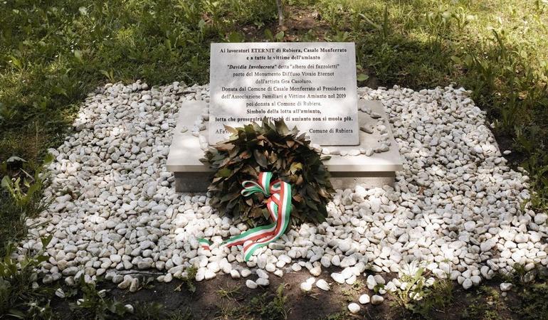 La targa in marmo posizionata in un parco di Rubiera, dedicata alle vittime dell'amianto (Foto di Marco Panzarella)