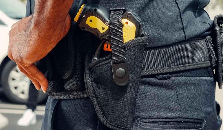 Taser, pistola elettrica utilizzata per immobilizzare le persone. 
