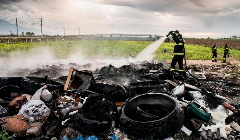 Afragola (Na), 2012. I vigili del fuoco spengono un rogo di rifiuti speciali e tossici sotto un cavalcavia di una strada provinciale. Foto di G.Rizzi/Flickr
