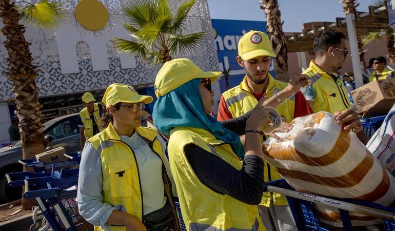 Marrakech, 14 settembre 2023. I volontari della ong Ataayouch Association raccolgono donazioni per le vittime del terremoto fuori da un centro commerciale (Jerome Favre/Epa/Ansa)