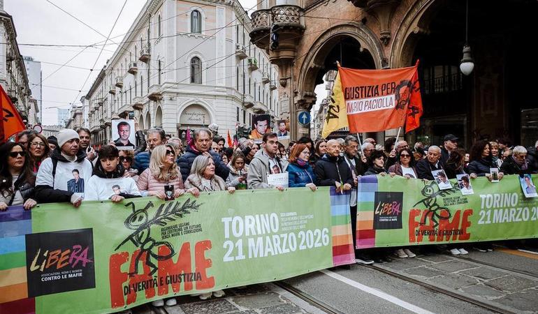 Torino, 21 marzo 2026. Alla manifestazione della giornata in ricordo e impegno in memoria delle vittime innocenti delle mafie, lo spezzone dei familiari di quanti sono morti per mano mafiosa. Nino Morana Agostino è al centro, con la giacca beige (Foto di Paolo Valenti)