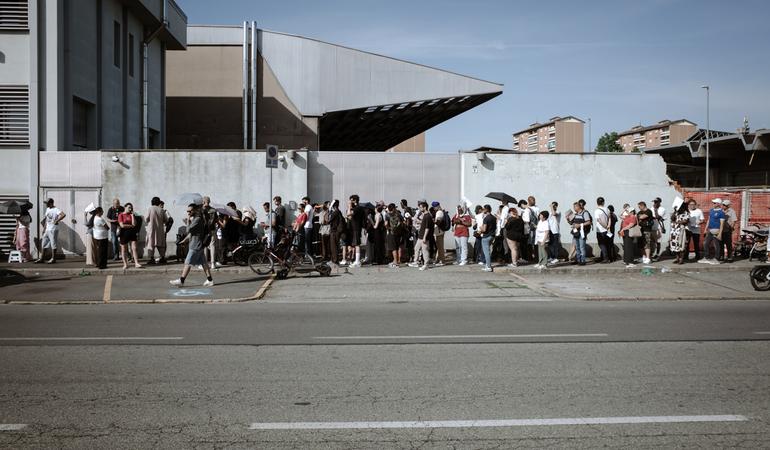 Torino, 30 giugno 2026. Lunga fila per il ritiro dei permessi di soggiorno fuori dal Commissariato di via Botticelli (© Paolo Valenti/lavialibera)