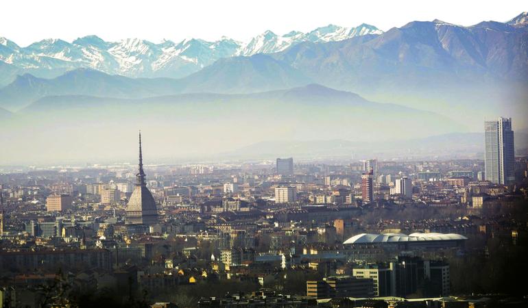 Torino, 5 febbraio 2024. La città avvolta in una coltre di smog. Foto: T. Romano/Ansa