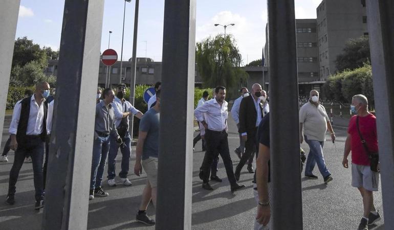 Matteo Salvini nel carcere di Santa Maria Capua Vetere per solidarietà agli agenti coinvolti nell'inchiesta. 1 luglio 2021. Foto: Ansa