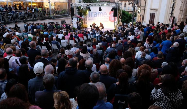 Lamezia Terme, 2018. La piazza piena durante un evento con il procuratore Nicola Gratteri al festival Trame