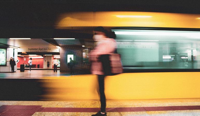 I trasporti pubblici sono tra le attività  fondamentali per l'ecosistema umano (Christian Lue/Unsplash)