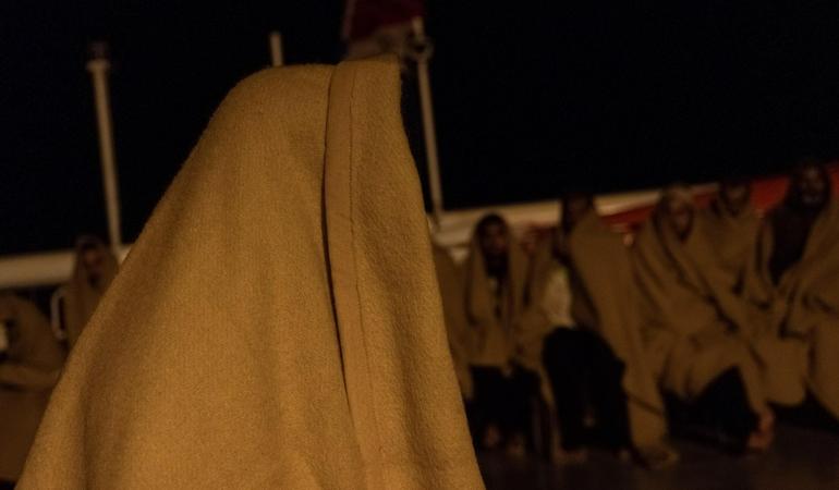 Un momento dello sbarco dei 142 migranti a bordo della nave ong Life Support a Livorno. Foto: Ansa/Us Emergency ong onlus