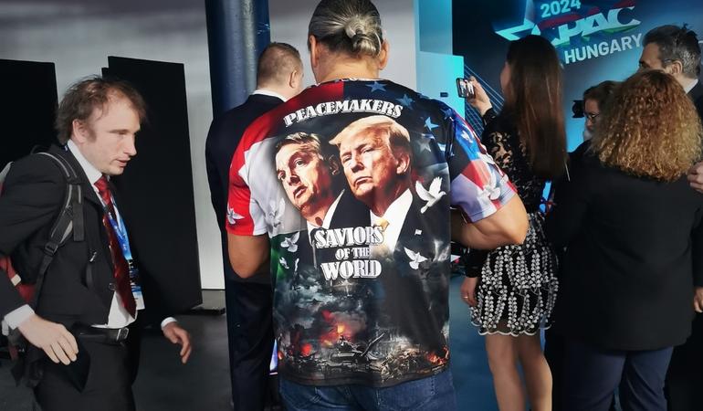 Budapest, 25 aprile 2024. Trump e Orbán "salvatori del mondo" sulla maglietta di un simpatizzante durante la CPAC, la convention internazionale dei conservatori (foto di Elekes Andor, Wikimedia Commons)