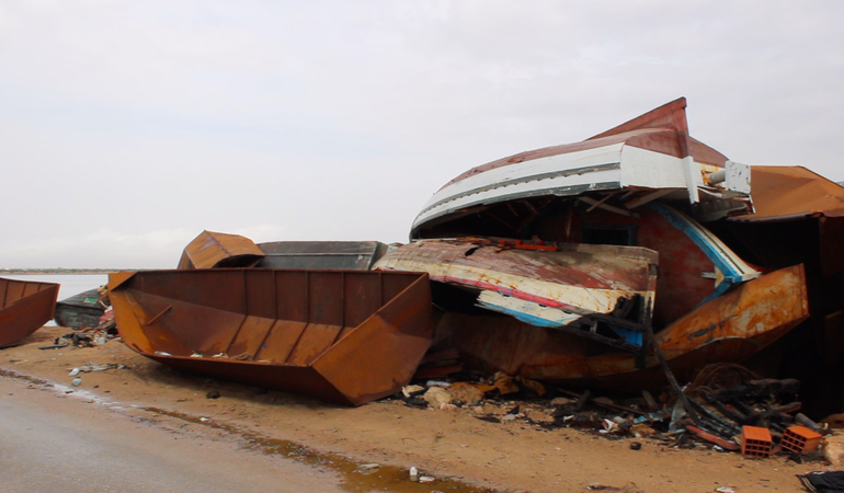 Regione di Sfax. Barche abbandonate sulla spiaggia di El Amra