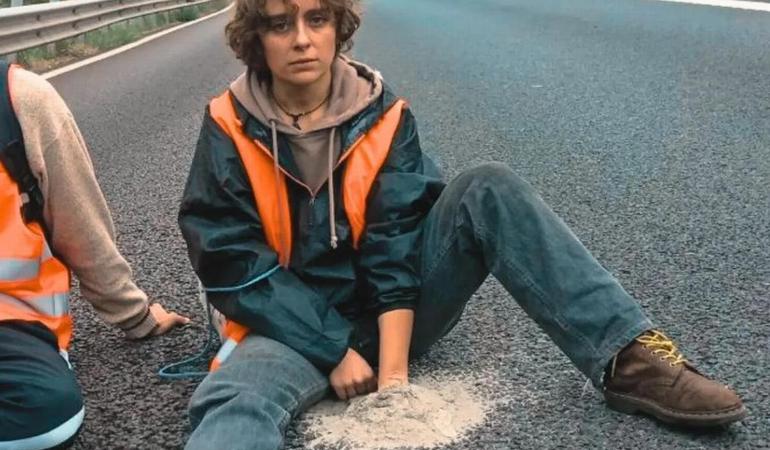 Un'attivista di Ultima generazione protesta nella tangenziale di Bologna