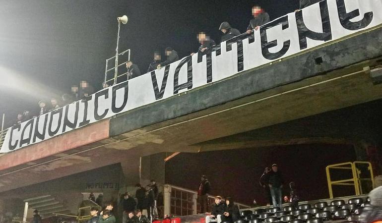 Alcuni ultras del Foggia Calcio espongono uno striscione contro il presidente della squadra: "Canonico vattene" (Foto da Facebook)