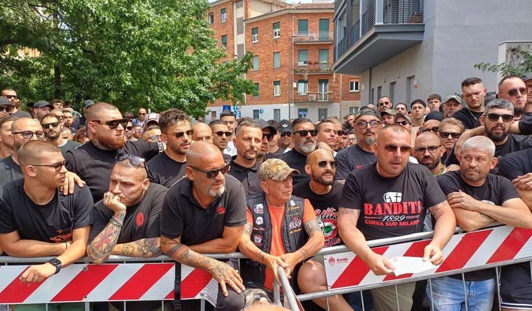 Milano, 17 giugno 2025. Gli ultras della Curva Sud del Milan in attesa della sentenza del processo Doppia curva. Al centro, con la maglietta arancione, il "Barone", Giancarlo Capelli, storico rappresentante della tifoseria rossonera. Alla sua sinistra, con un foglio in mano, Marco "Pacio" Pacini
