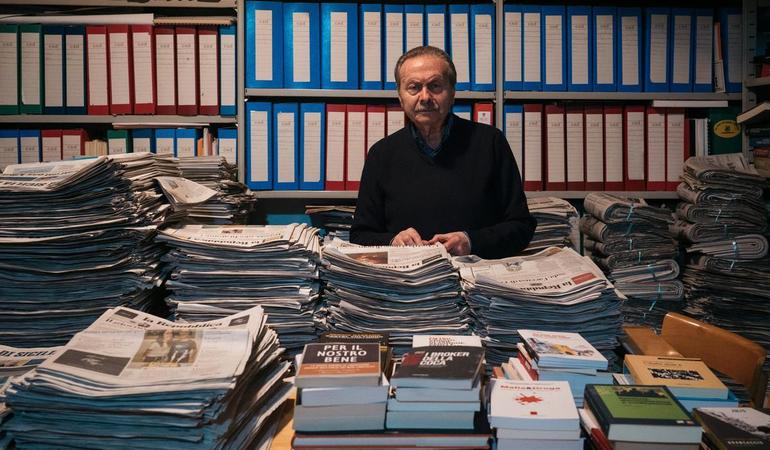 Palermo, 19 marzo 2025. Umberto Santino, fotografato tra gli scaffali del Centro siciliano di documentazione Peppino Impastato. Foto di M. Panzarella